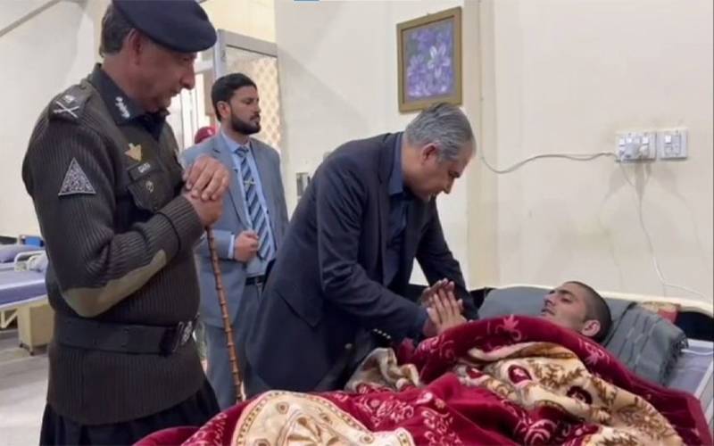  وفاقی وزیرداخلہ محسن نقوی کا فیڈرل کانسٹیبلری ہیڈکوارٹر کا دورہ، زخمی اہلکاروں کی عیادت