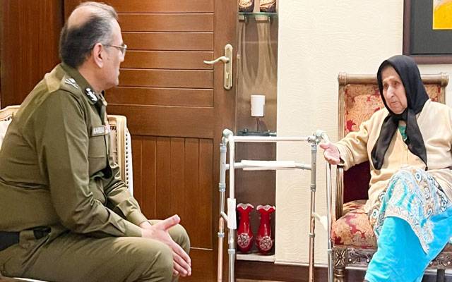 آئی جی پنجاب کی ڈی آئی جی کیپٹن (ر) سید احمد مبین شہید کے گھر آمد، خراج تحسین پیش کیا