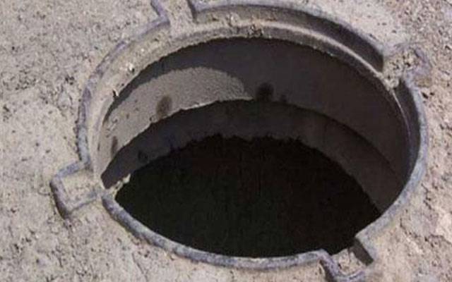 گلیوں سے سیوریج مین ہولز کے ڈھکن چوری کرنے والاملزم پکڑا گیا