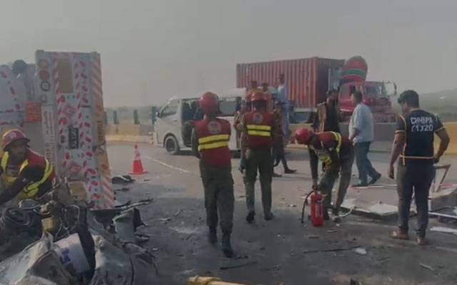 کراچی: آئل ٹینکر اور ہائی ایکس وین میں خوفناک تصادم، 13 افراد جاں بحق، متعدد زخمی 
