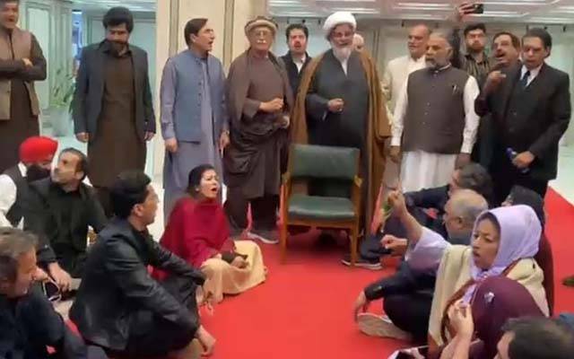 تحریک انصاف کا دھرنا جاری، پریشان اراکین پارلیمنٹ ہاؤس کے ریڈ کارپٹ پر بیٹھ گئے