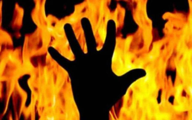 اقبال ٹاؤن: کرایہ دار نے پولیس کی موجودگی میں خود کو آگ لگا لی