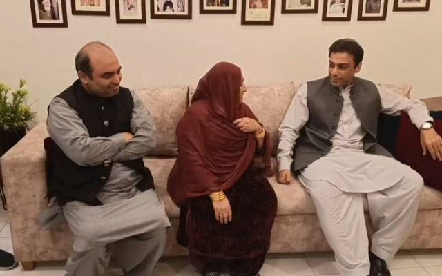 حمزہ شہباز کی اپنے پولیٹیکل سیکرٹری کبیر تاج کے گھر آمد، والدہ کی صحت یابی کیلئے دعا کی 