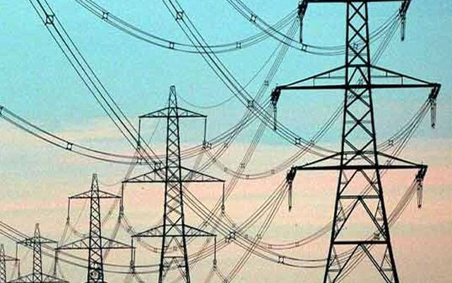 برطانیہ:  ذہنی  دباؤ میں مبتلا شخص بجلی کے کھمبے پر چڑھ گیا، 20 ہزار گھروں کی بجلی منقطع