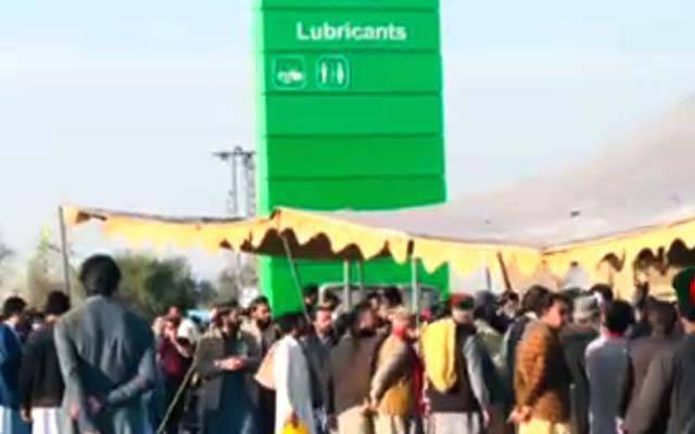 صوابی،تحریک انصاف کا احتجاج جاری،موٹروے بند، مسافر پریشان