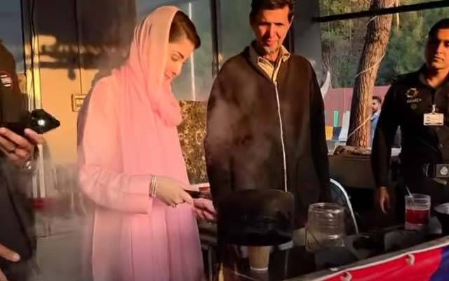 وزیراعلیٰ مریم نواز نے مری ایکسپریس وے پر چائے کے ڈھابے پر رک کر خود چائے بنائی، ویڈیو وائرل