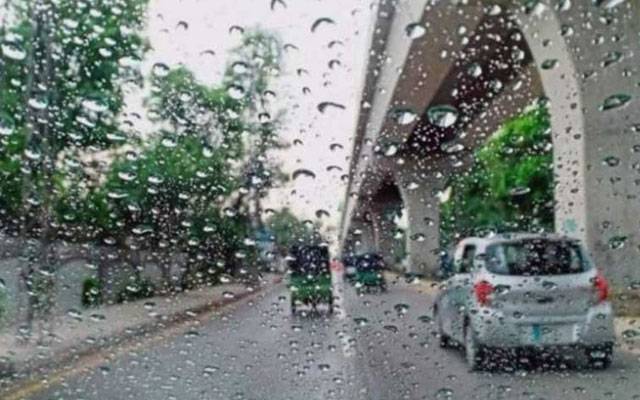 لاہور کے مختلف علاقوں میں بوندا باندی، درجہ حرارت میں کمی