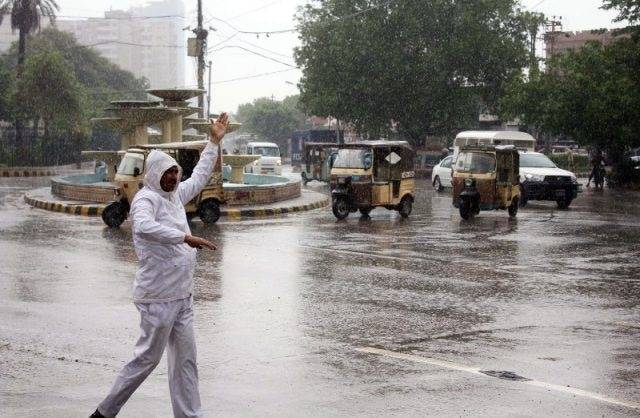 کراچی میں معمول سے تیز ہوائیں چل پڑیں، آئندہ 24 گھنٹے موسم کیسا رہے گا؟