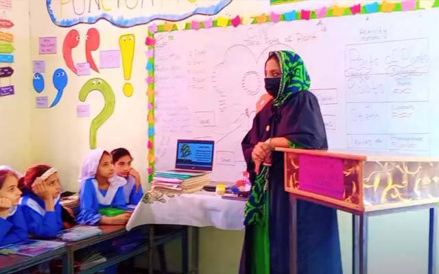 پنجاب میں اساتذہ کا نیا ڈریس کوڈ؛ اساتذہ نے گاؤن پہننا شروع کردیا 