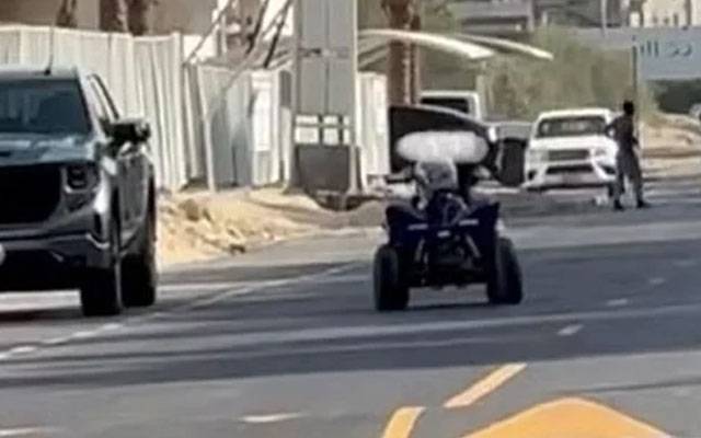 دبئی: بچے کو سڑک پر موٹر بائیک چلانے پر 50 ہزار درہم جرمانہ