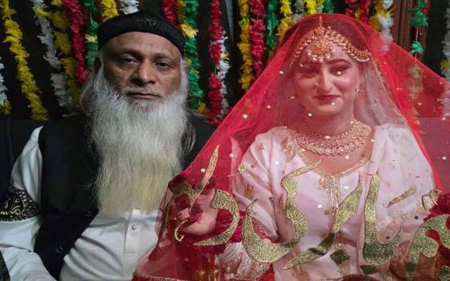 بزرگ حکیم نے نوجوانوں کو مات دیدی،نوجوان لڑکی سے شادی کی ویڈیو وائرل