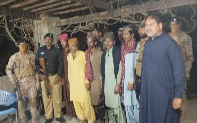 نجاتِ مہران آپریشن میں بڑی کامیابی: خطرناک ڈاکوؤں نے سرنڈر کردیا
