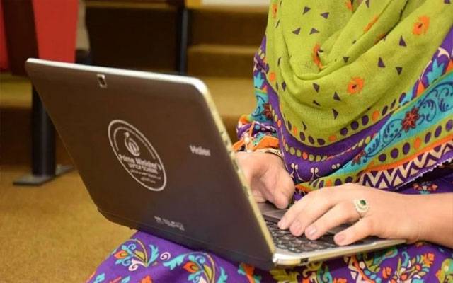 طلبہ و طالبات میں تعلیمی کارکردگی کی بنیاد پر لیپ ٹاپ تقسیم