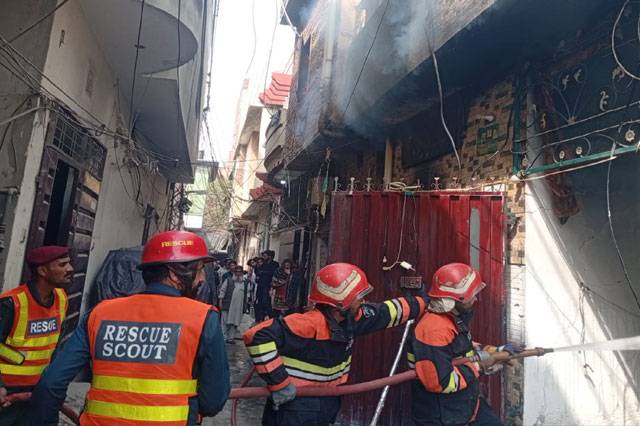 لاہور: نوجوان نے مبینہ طور پر گھر کو آگ لگا دی، تحقیقات جاری
