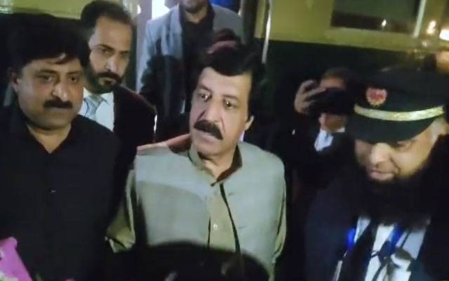 عوام گاڑیوں اور بسوں کی بجائے ٹرین میں سفر کو ترجیح دیں:: گورنر پنجاب