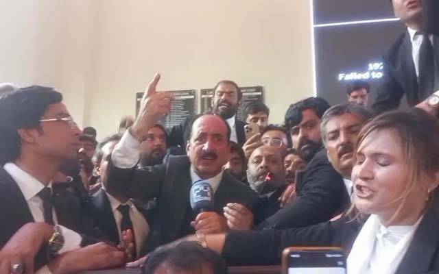 لاہور ہائیکورٹ بار انتخابات کے نتائج متنازعہ ہوگئے؛ہنگامہ آرائی کےدوران نتائج کا اعلان