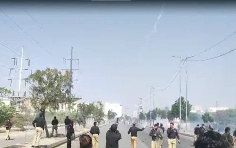کراچی: امریکی قونصلیٹ پر مظاہرین کا شدید احتجاج، جھڑپوں کے دوران8 افراد جاں بحق