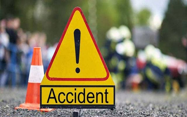  ملتان روڈ پر تیز رفتار وین کھمبے سے ٹکرا گئی، 2 افراد جاں بحق، 2 زخمی