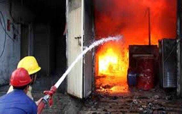 لاہور: فیکٹری کے گودام میں آگ ،لاکھوں روپے مالیت کا سامان جل کر خاکستر