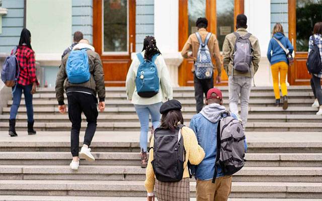 برطانیہ کا 4 ممالک کے طلبا پر ویزا پابندیاں عائد کرنے کا اعلان
