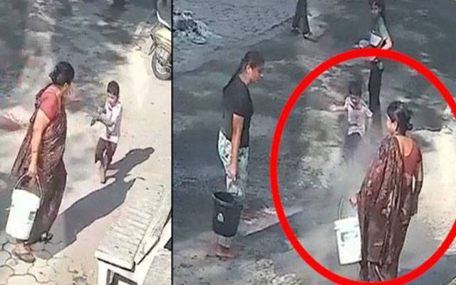 رنگ پھینکنے پر دادی آپے سے باہر، ننھے پوتے پر گرم پانی پھینک دیا ، ویڈیو وائرل