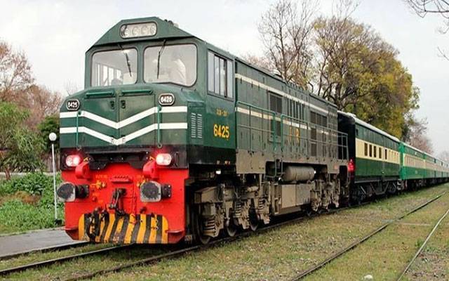 پیٹرولیم مصنوعات مہنگی، ریلوے نے  کرایوں میں اضافے پر غور شروع کر دیا