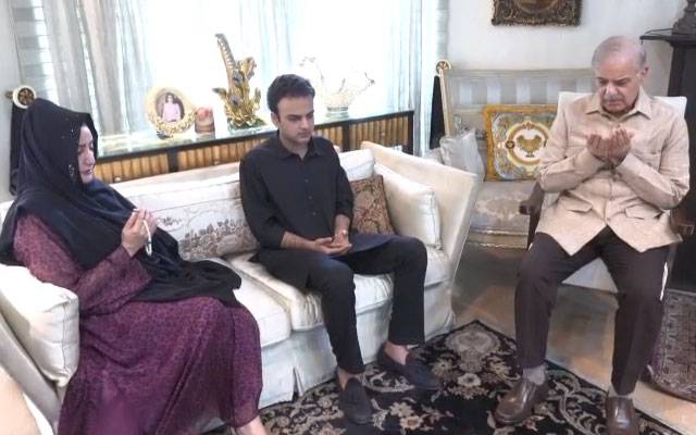 وزیر اعظم شہباز شریف کی مرحوم زعیم قادری کی رہائش گاہ آمد، اہل خانہ سے تعزیت کی 