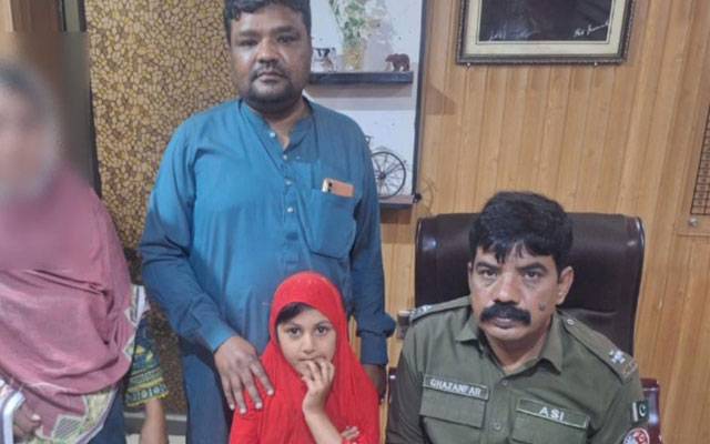 تھانہ شاد باغ پولیس کا احسن اقدام، گمشدہ بچی کو بحفاظت والدین کے سپرد کر دیا