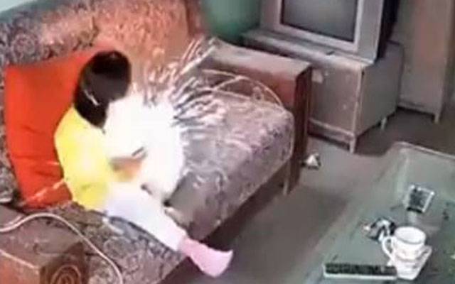 موبائل استعمال کرتے ہوئے بچی کے ساتھ خطرناک واقعہ، ویڈیو وائرل