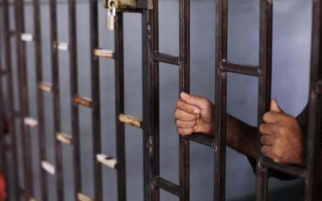  اندھا بن کر بھیک مانگنے والا نوسر باز جوڑا گرفتار؛ گداگری ایکٹ کے تحت مقدمہ درج 