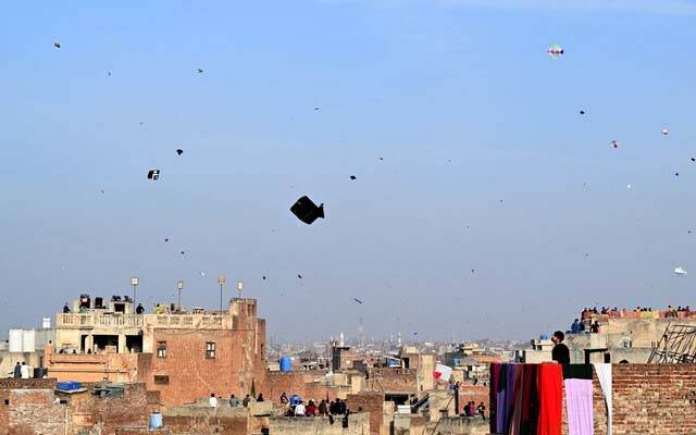 بسنت ختم مگر پتنگ بازی نہ رکی ؛ پولیس اہلکار ڈور پھرنے سے زخمی 