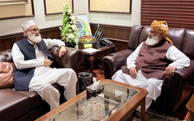 سابق امیر جماعت اسلامی سراج الحق کی جےیوآئی سربراہ مولانا فضل الرحمان سے ملاقات 