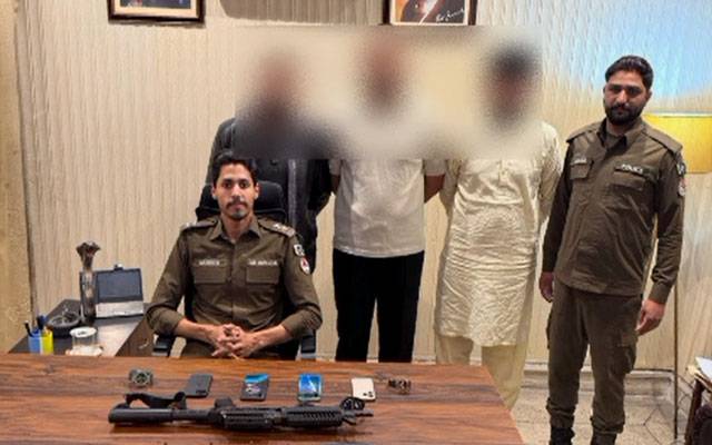 لاہور: جعلی پولیس کا بھانڈا پھوٹ گیا،اسلحہ سمیت ملزمان پکڑے گئے