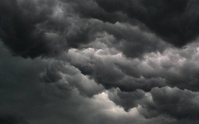 لاہور: آسمان نے سیاہ بادلوں کی چادر اوڑھ لی 