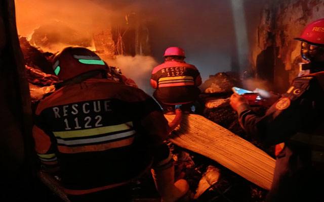 لنڈا بازار بابو حویلی ریلوے اسٹیشن کےقریب کپڑے کے گودام میں آتشزدگی