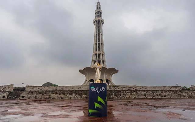 پی ایس ایل کی انفینیٹی ٹرافی لاہور پہنچ گئی