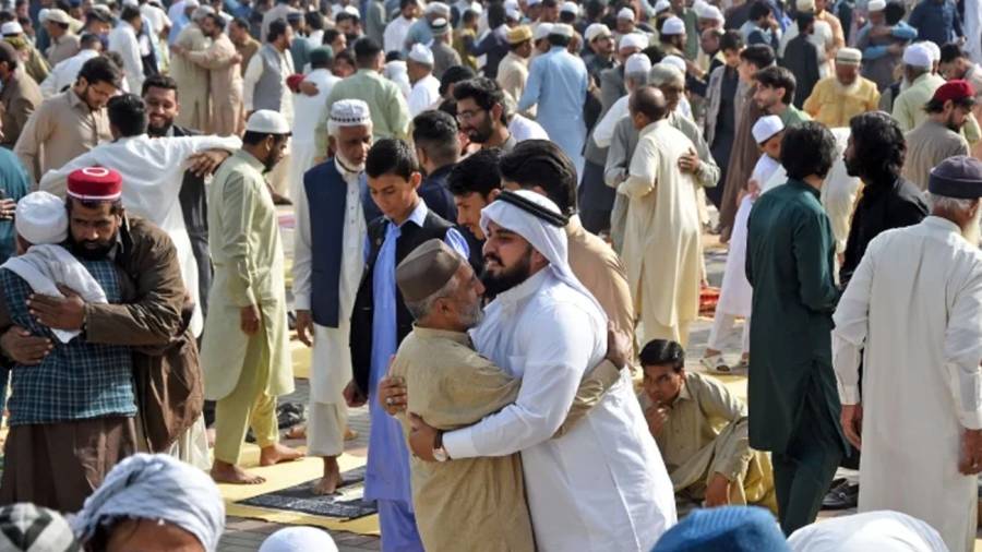  ملک بھر میں عیدالفطر مذہبی جوش و جذبے کے ساتھ منائی جا رہی ہے، نماز عید کے روح پرور اجتماعات