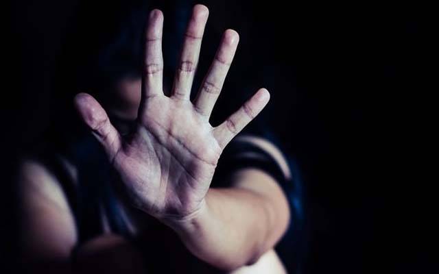 بے غیرت شوہر کا تین دوستوں کیساتھ بیوی سے گینگ ریپ