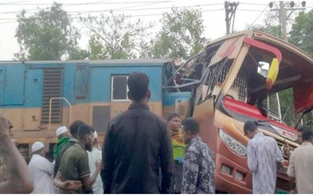 بنگلا دیش؛ بس ٹرین کی زد میں آگئی،  خواتین،بچوں سمیت13افراد جاں بحق