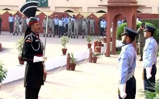 یوم پاکستان، مزار اقبال پر گارڈ ز کی تبدیلی