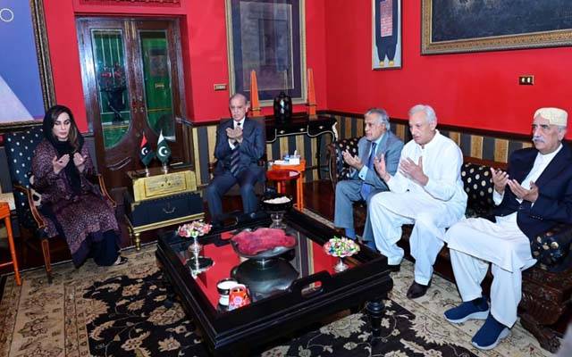 وزیر اعظم شہباز شریف کی سینیٹر شیری رحمان کی رہائش گاہ آمد؛ بیٹی کے انتقال پر اظہار تعزیت