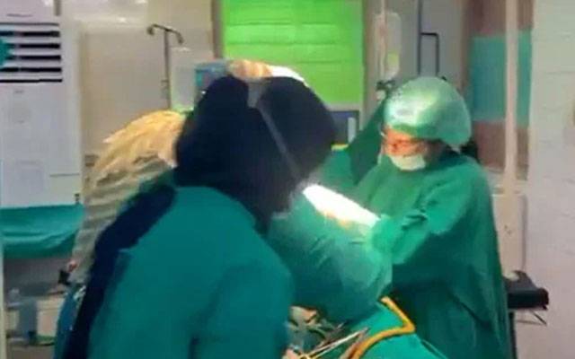 لیڈی ولنگڈن ہسپتال:دورانِ آپریشن مبینہ ویڈیو بنانے پر 4 لیڈی ڈاکٹرز معطل