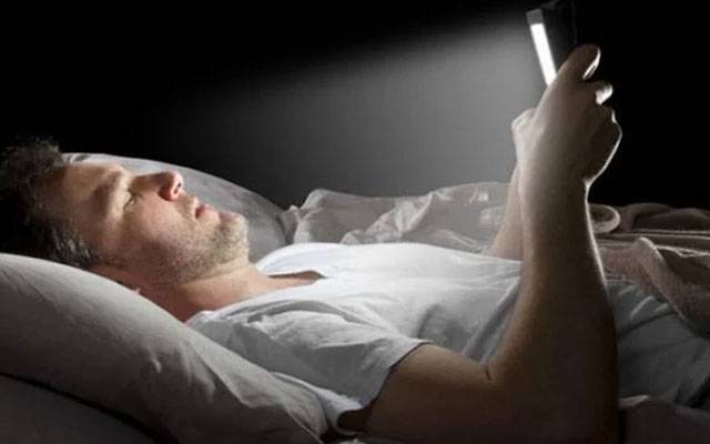  صبح اٹھتے ہی موبائل کا استعمال ؟  ماہرین کی وارننگ