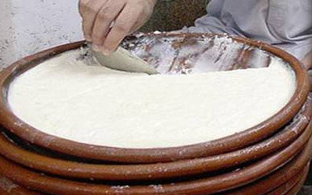 دہی پر بالائی کم کیوں ڈالی؟  مشتعل گاہک کا ساتھیوں کے ہمراہ دودھ دہی کی دکان پر حملہ