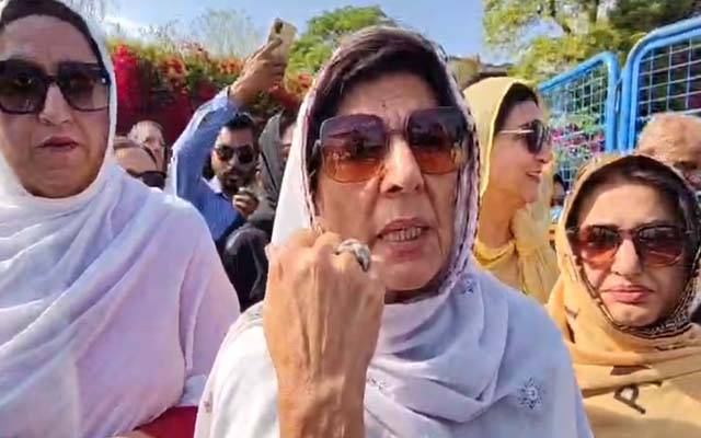 بانی سے ملاقات کا دن ؛ یہ کیا ہور ہا ہے پہلے بانی کی آنکھوں میں انفیکشن اب بشریٰ بی بی ؛ علیمہ خان 