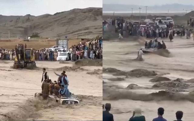 بلوچستان: سیلابی ریلوں کی تباہی، مسافر وین اور ٹرک ریلے میں بہہ گیا