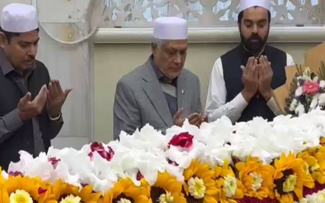  اسحاق ڈار کی داتا دربار مزار پر حاضری,توسیعی منصوبے کا جائزہ بھی لیا
