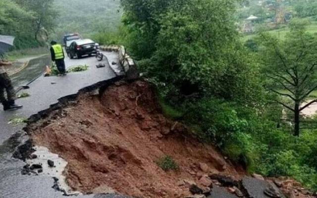 مری میں لینڈ سلائیڈنگ ،مٹی کے تودے گرنے کا سلسلہ جاری، متاثرہ علاقے خالی کرنے کا حکم