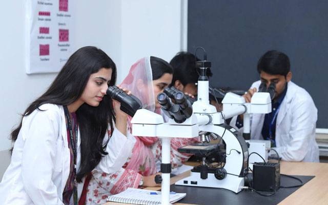 ڈاکٹر بننے کے رجحان میں کمی، پرائیویٹ میڈیکل کالجز کی سینکڑوں سیٹیں خالی 