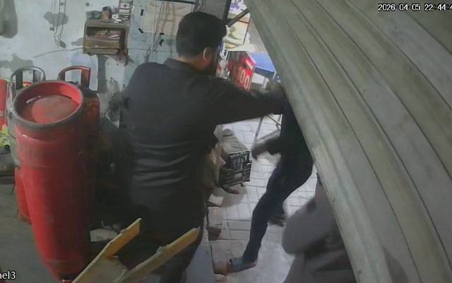 گڑھی شاہو: پیرا فورس اہلکاروں کا دکان ملازم پر تشدد، سی سی ٹی وی منظرعام پر